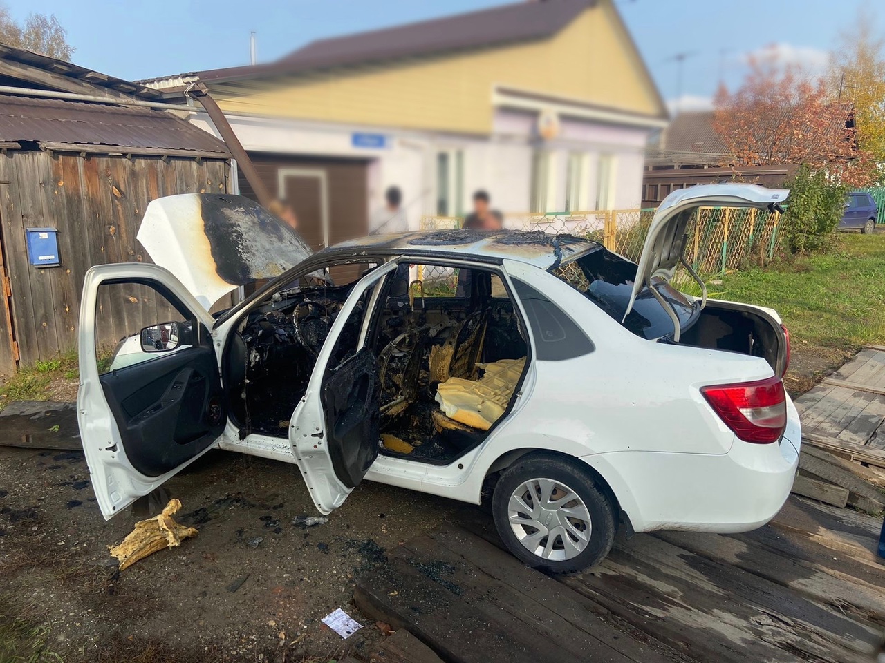 В Нижнем Тагиле вспыхнула Лада Гранта из-за замыкания электропроводки в  салоне (фото) - С Тагила