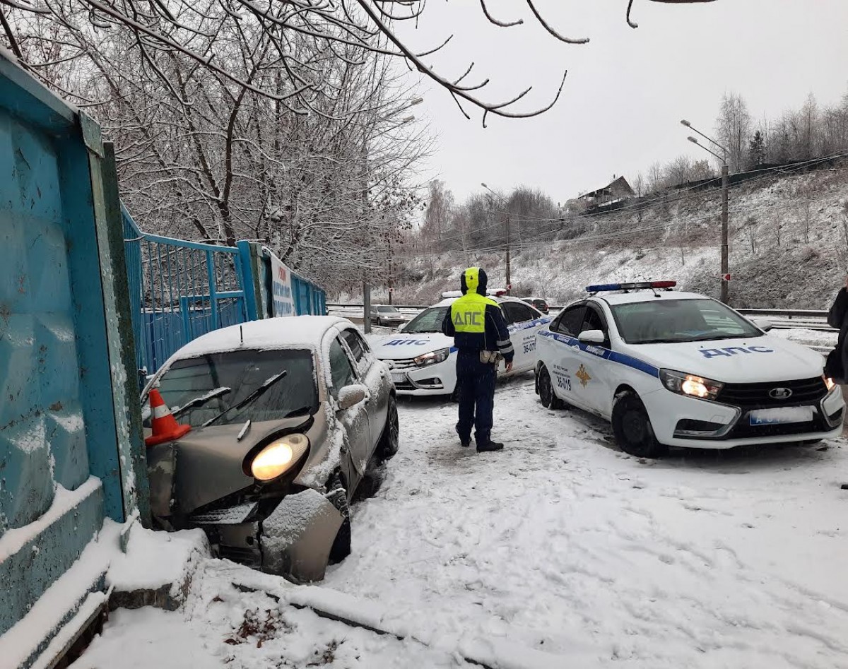 Автолюбительница влетела в ворота лодочной станции под Лисьей горой - С  Тагила