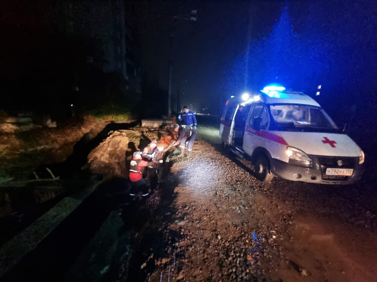 В Нижнем Тагиле в эти выходные произошло два похожих происшествия — на  Вагонке и Тагилстрое мужчины упали в ямы, откуда их извлекли спасатели - С  Тагила