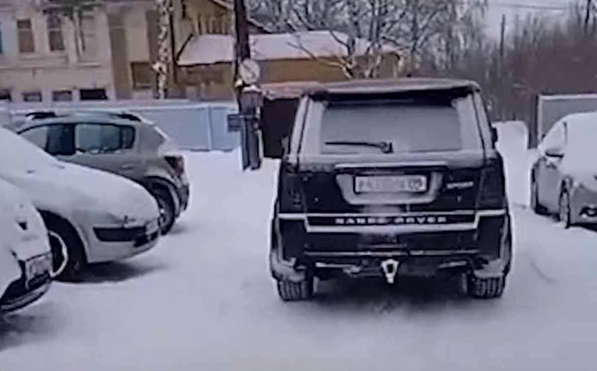 В Нижнем Тагиле водитель Range Rover обматерил женщину и сломал дворник:  видео - С Тагила