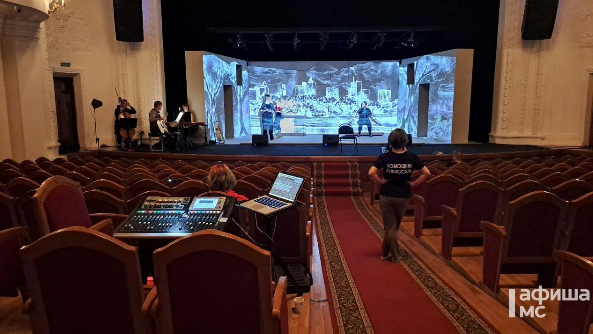 В Нижнем Тагиле прошло открытие театрального фестиваля «Золотая Маска» с показом камерного мюзикла «Дорогой мистер Смит» театра из Санкт-Петербурга «Приют комедианта»