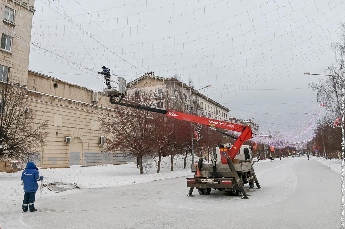 Тагильские власти показали, как справляются со стройкой ледового городка без иногороднего подрядчика