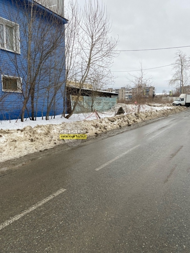 Жительница Вагонки бьет тревогу: коммунальщики оставили снежные валы на единственной пешеходной дорожке к детскому саду
