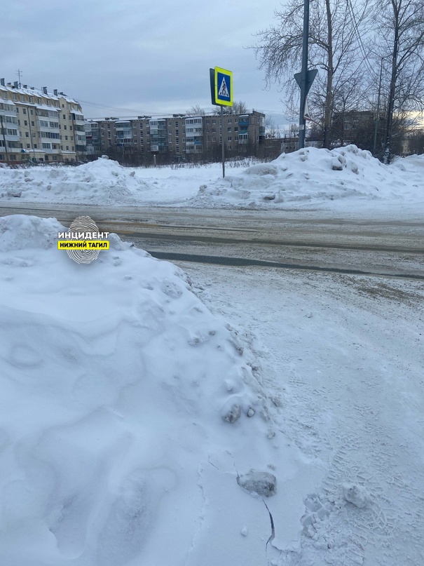 Жительница Вагонки бьет тревогу: коммунальщики оставили снежные валы на единственной пешеходной дорожке к детскому саду