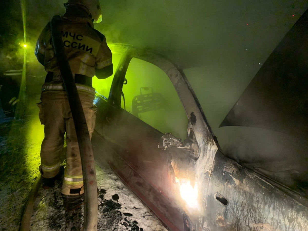 В Нижнем Тагиле в результате ночного пожара пострадали три автомобиля
