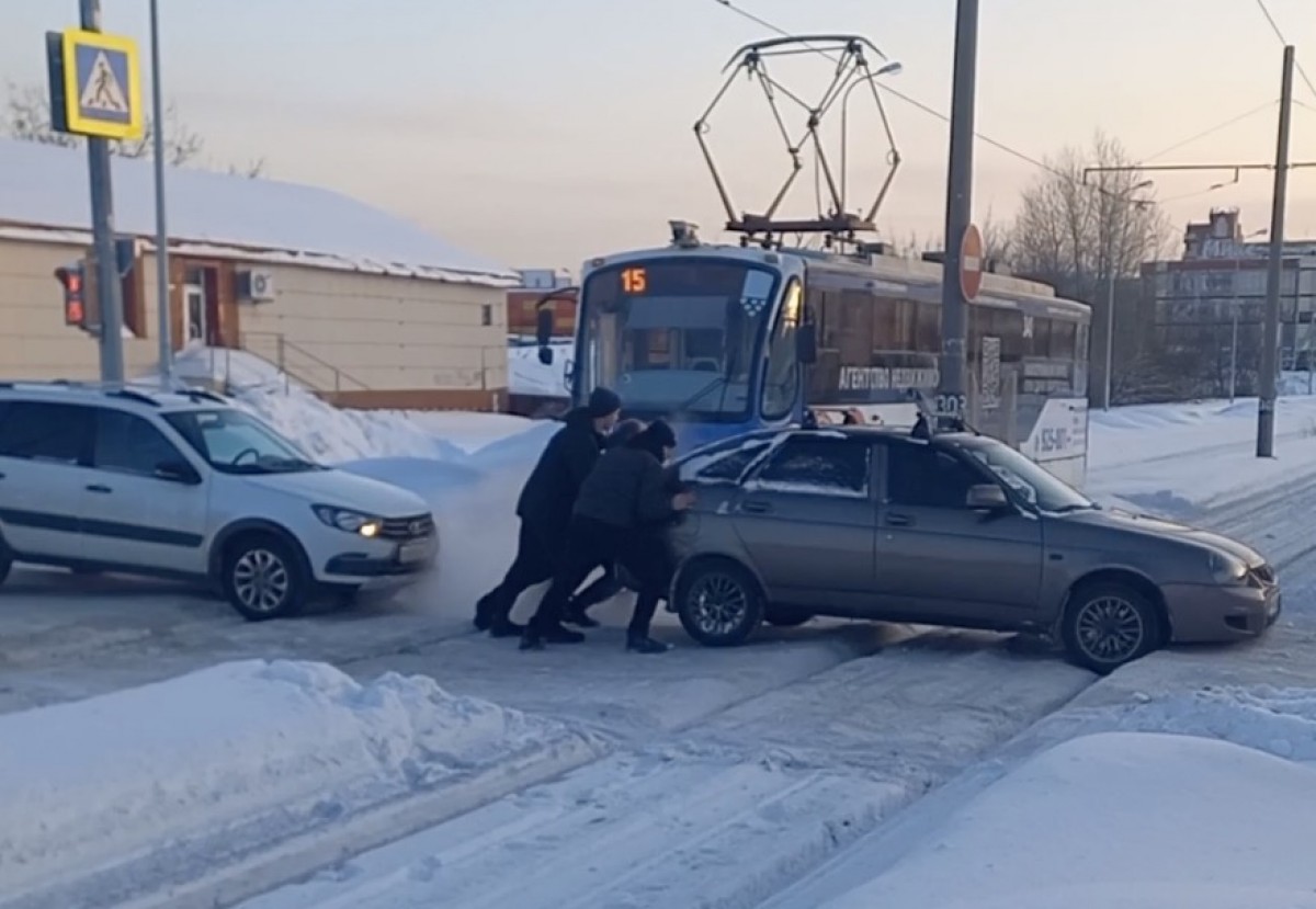 В центре Нижнего Тагила машины застряли на трамвайных путях: эпичное видео  - С Тагила