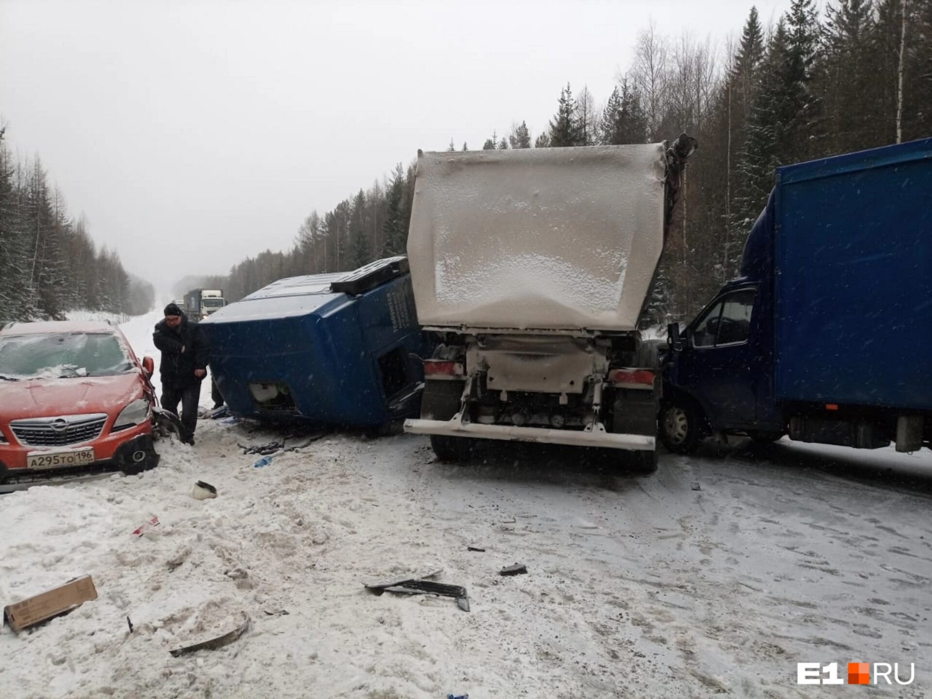 На Серовском тракте фура при обгоне смяла четыре машины: видео момента ДТП  - С Тагила