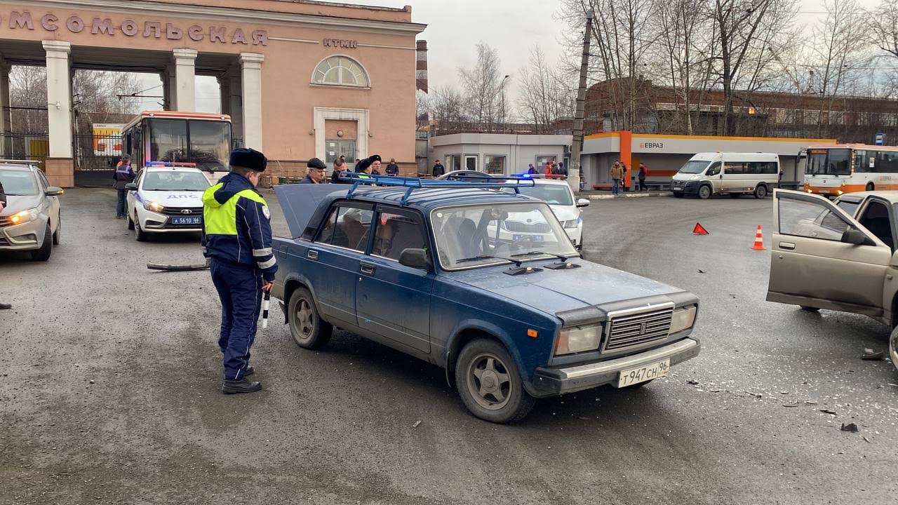 Необычный побег: виновник аварии в Нижнем Тагиле скрылся на автобусе,  оставив машину на дороге - С Тагила