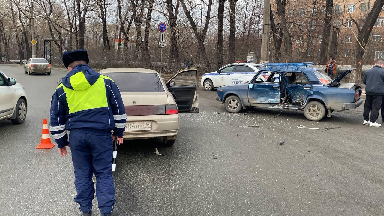 Необычный побег: виновник аварии в Нижнем Тагиле скрылся на автобусе,  оставив машину на дороге - С Тагила