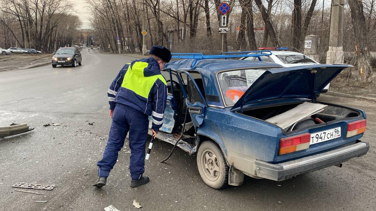 Необычный побег: виновник аварии в Нижнем Тагиле скрылся на автобусе,  оставив машину на дороге - С Тагила