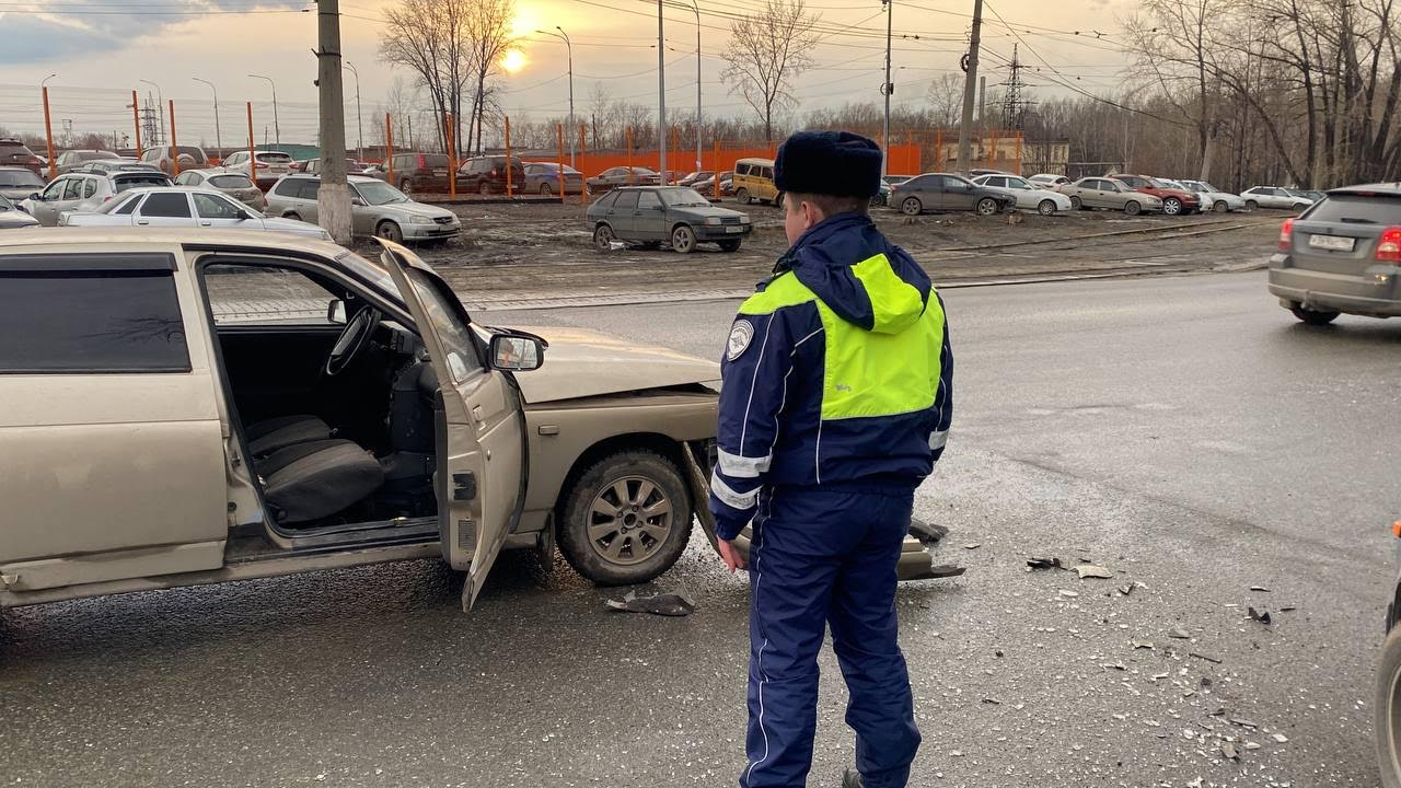 Необычный побег: виновник аварии в Нижнем Тагиле скрылся на автобусе,  оставив машину на дороге - С Тагила