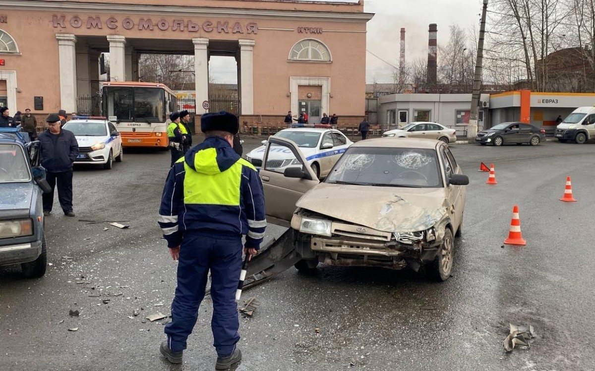 Необычный побег: виновник аварии в Нижнем Тагиле скрылся на автобусе,  оставив машину на дороге - С Тагила