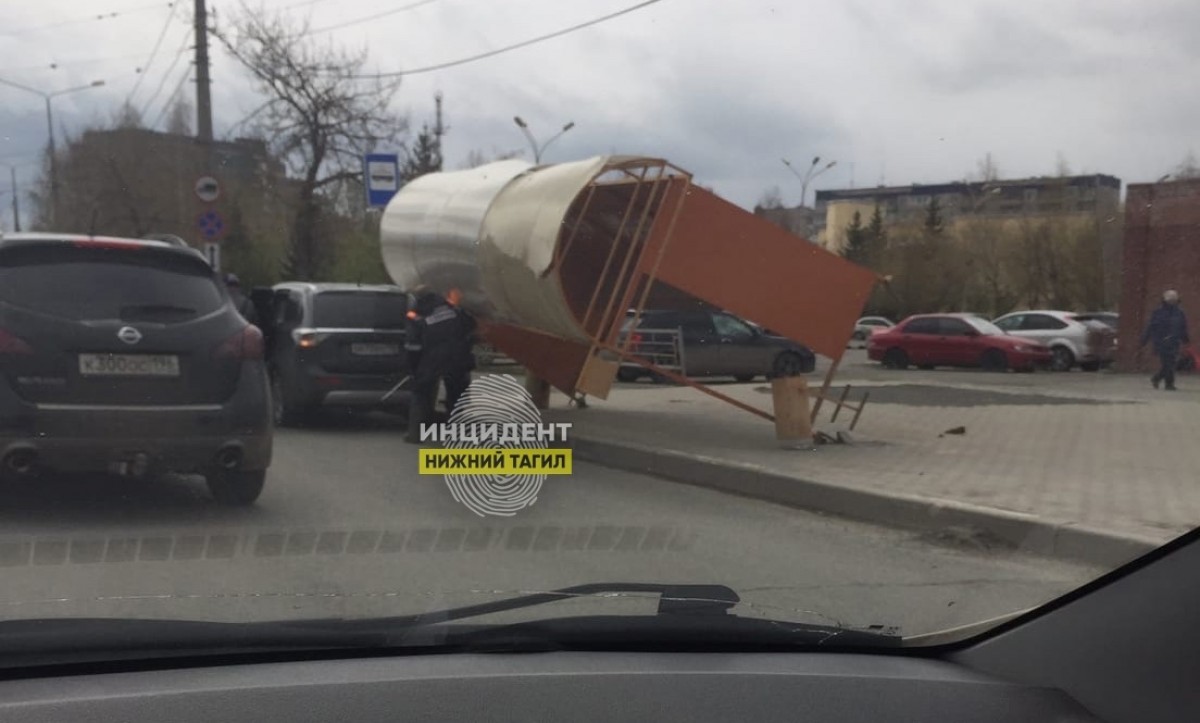 В Нижнем Тагиле остановку сдуло на дорогу - С Тагила